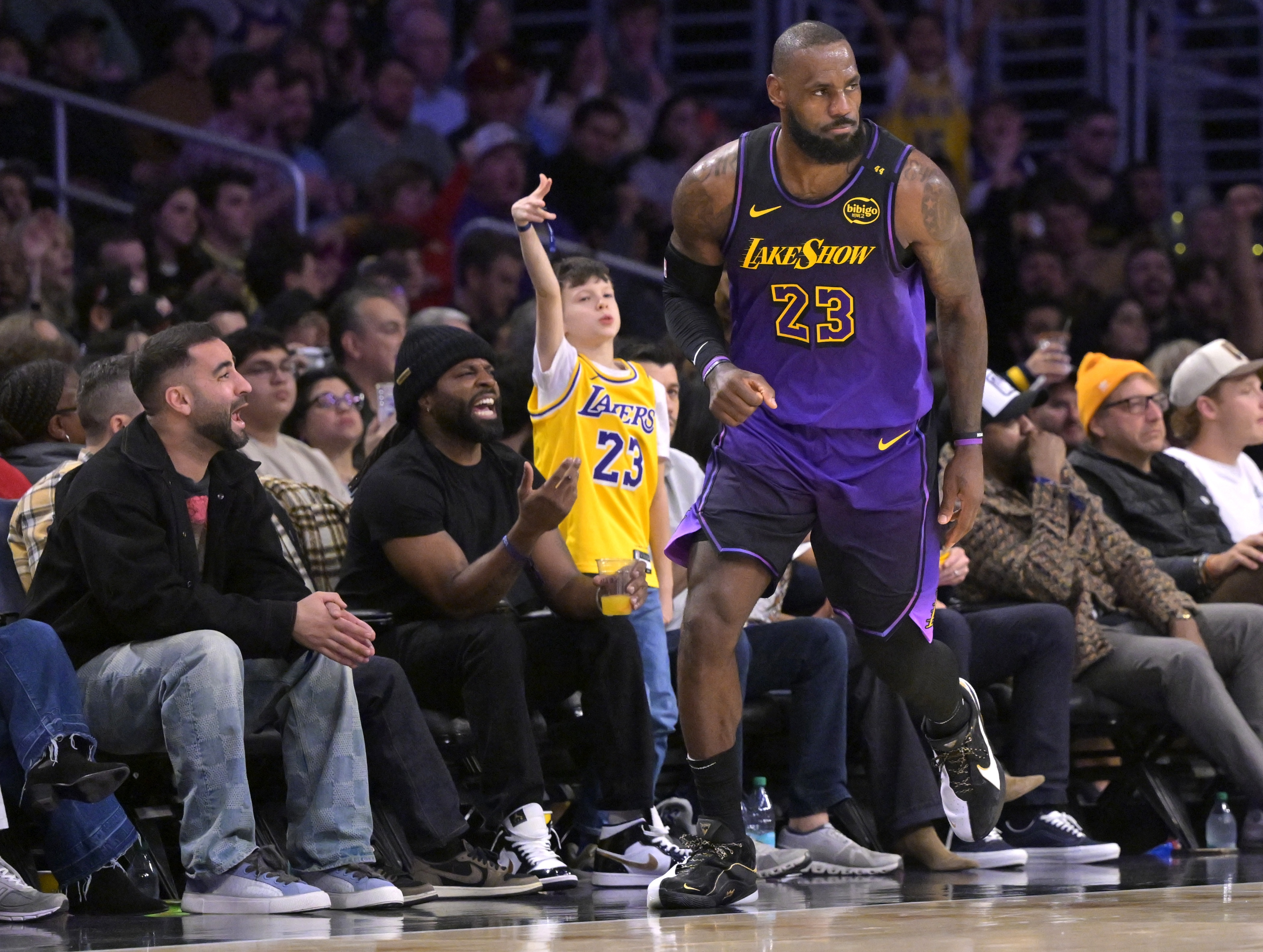 米兰网页版-关于詹姆斯40岁仍砍30+，成NBA最年长30+球员的信息