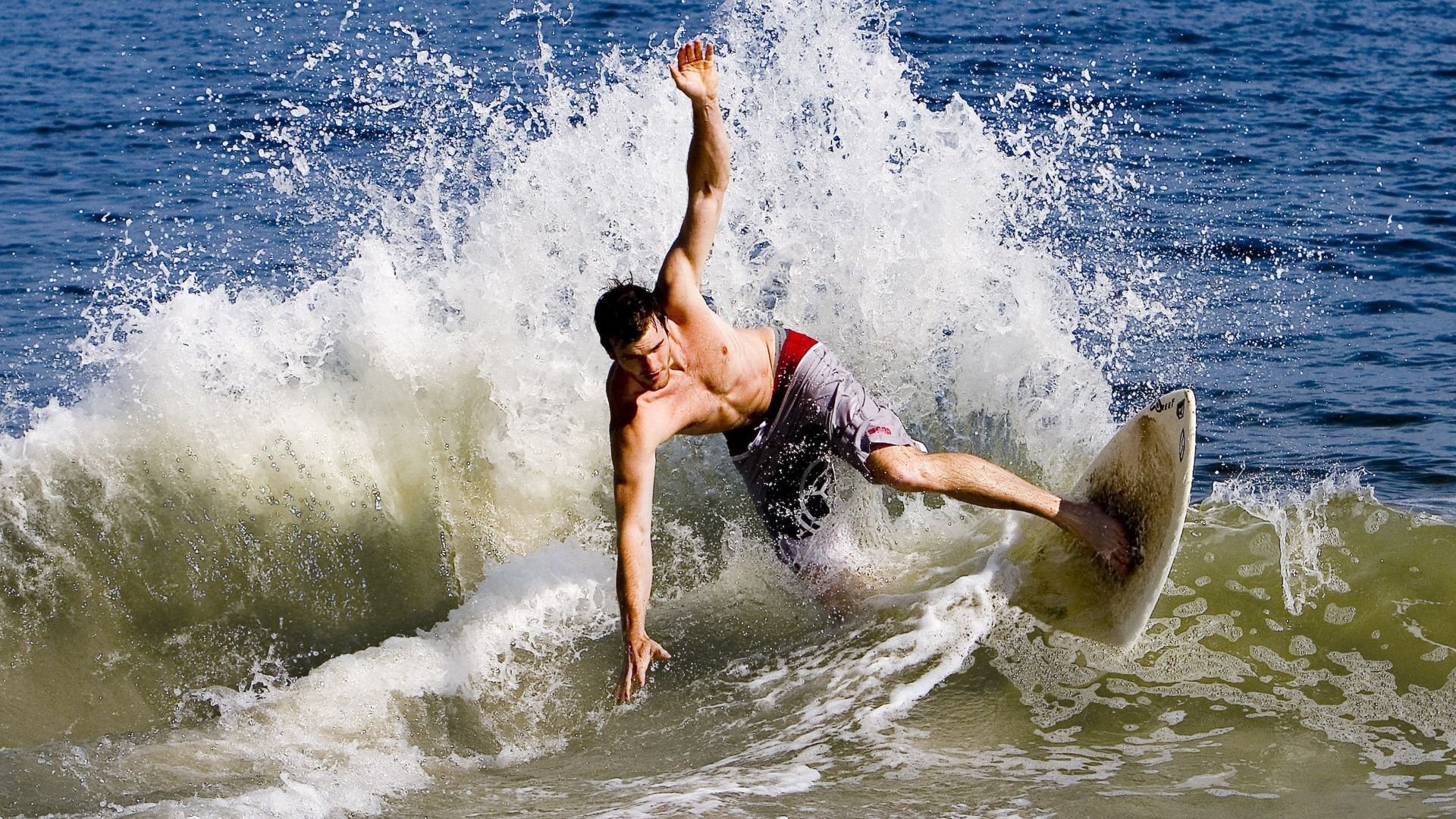 墨西哥队员滑雪鞋踢足球？新战术引争议，墨西哥选手穿李宁