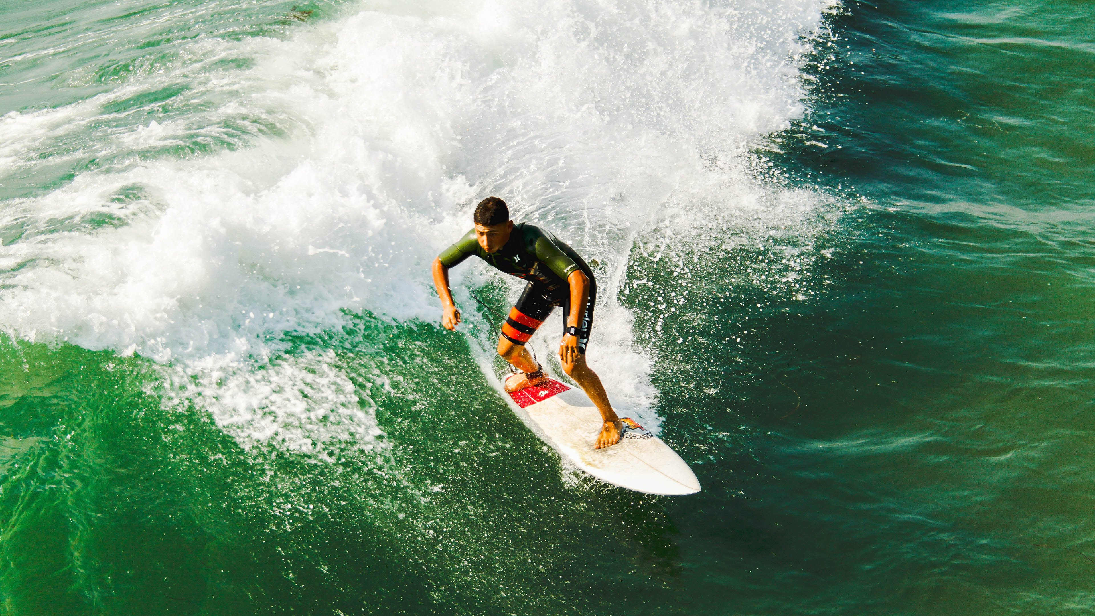 德国男子排球队在小组赛中表现出色，晋级八强，德国排球运动员