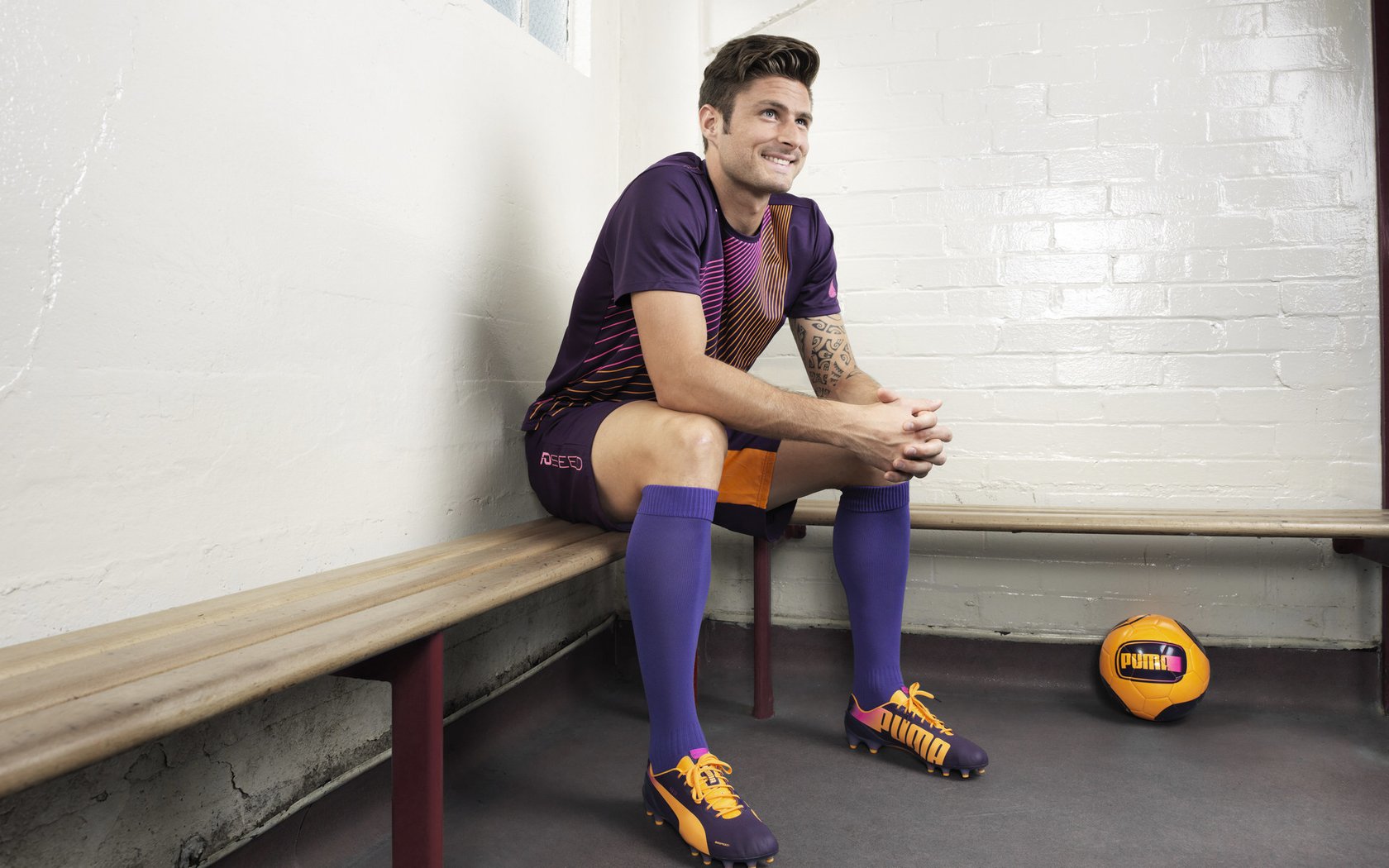 车迷狂欢:现场用各种方式表达对车手的支持与热爱,车迷小说阅读答案