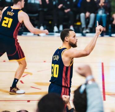 库里单场13记三分破纪录，勇士狂胜国王