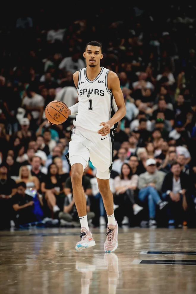 米兰网站-文班亚马季后赛首秀30+10，马刺未来可期的简单介绍