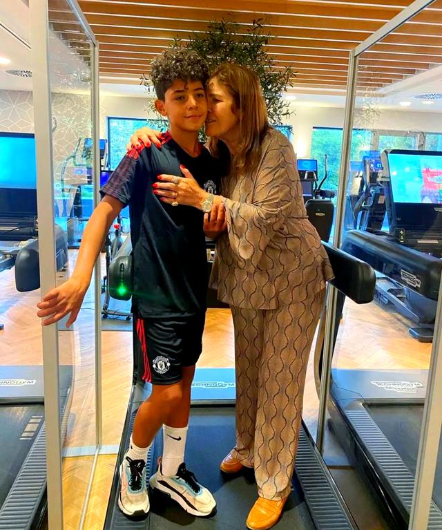 米兰中国官网-C罗晒全家福，迷你罗签约青年队