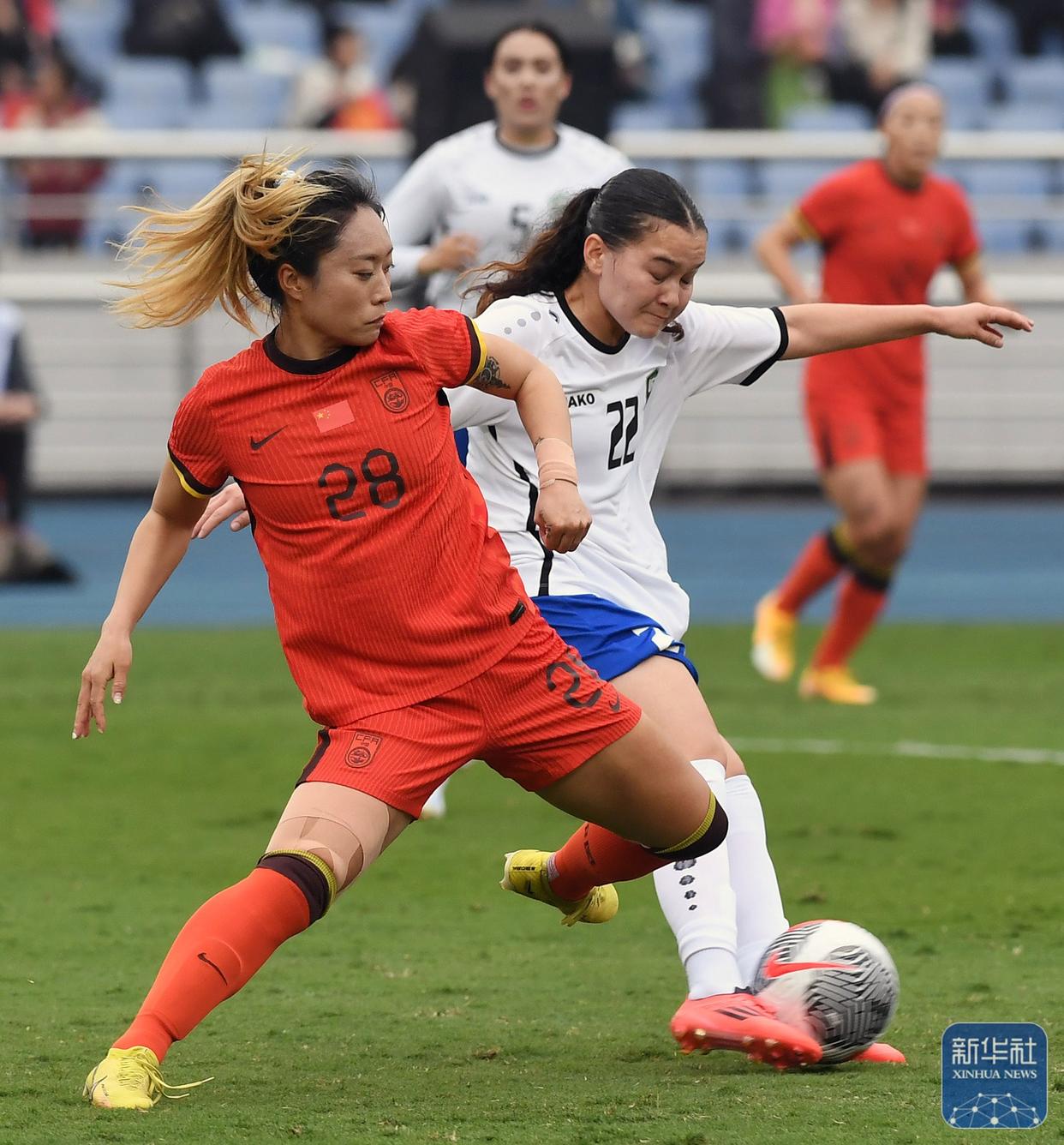 “中国女足迎战国际友谊赛，展现巾帼风采！”
